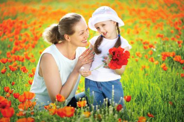 Anne ile kızı çayır üzerinde