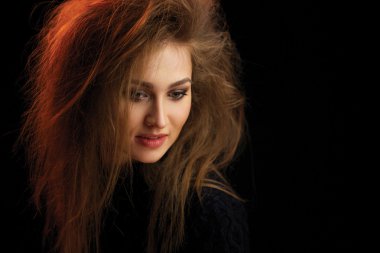 Çılgın saç modeli ile güzel kadın