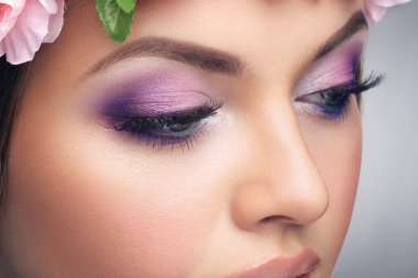 Kadın parlak makyaj ile yakın