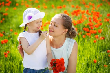 Anne ile kızı çayır üzerinde