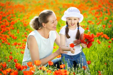 Anne ile kızı çayır üzerinde