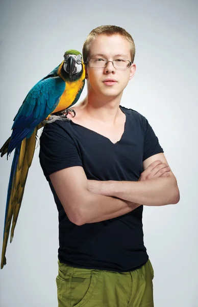 papağan ile genç çocuk