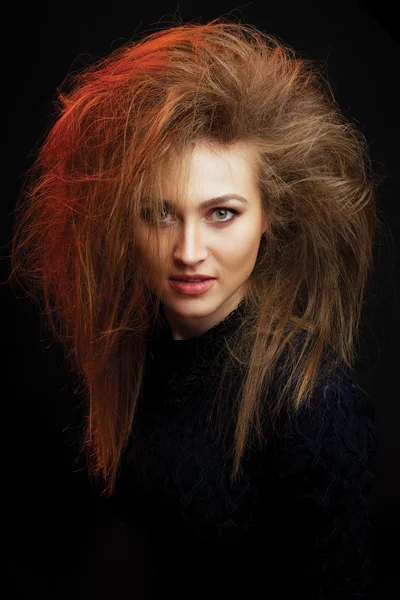 Mulher bonita com penteado louco — Fotografia de Stock