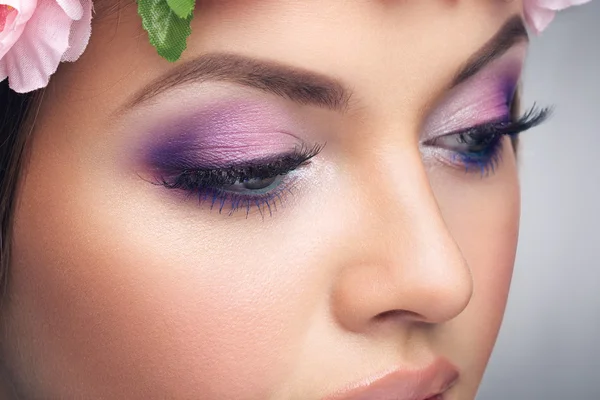 Cerca de la mujer con maquillaje brillante — Foto de Stock