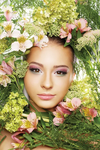 Mulher no quadro de flores e ervas — Fotografia de Stock