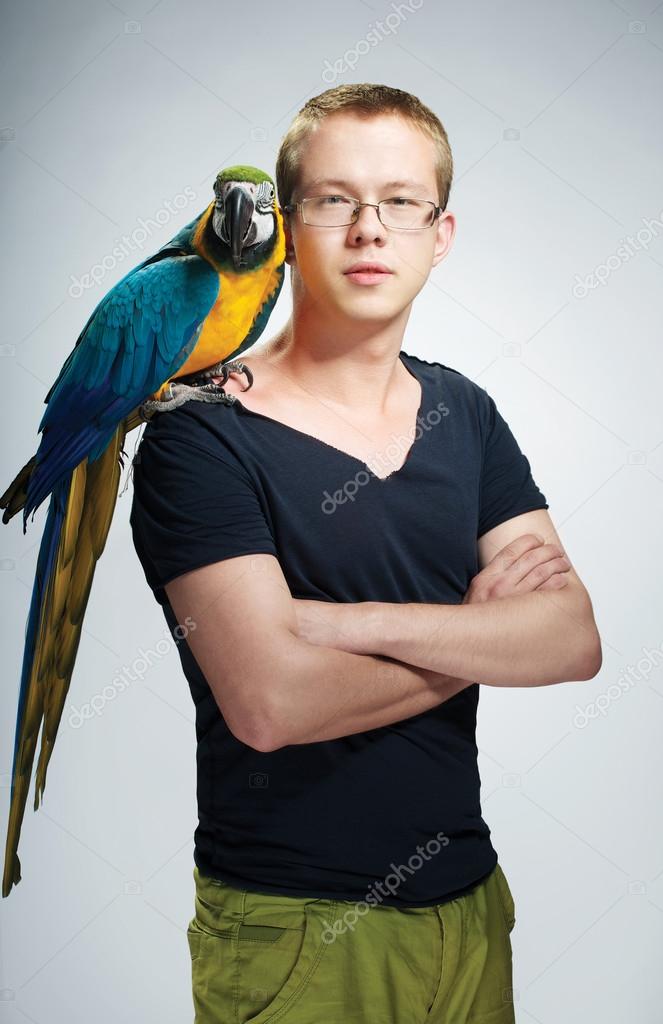 Человек с попугаем картинки, стоковые фото Человек с попугаем | Depositphotos