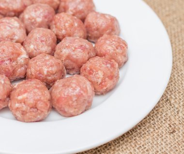 Bir plaka üzerinde çiğ köfte