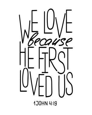 İncil 'den alıntılarla el yazısı. Bizi ilk kez sevdi. Modern fırça kaligrafisi. Poster, tişört, çanta, bardak, kart, broşür, çıkartma, rozet. Vektör tasarımı. Beyaz arkaplanda izole.