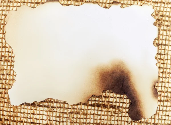 Спалений папір на тлі мішковини — стокове фото