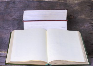 Kitaplar ve açık kitap yığını