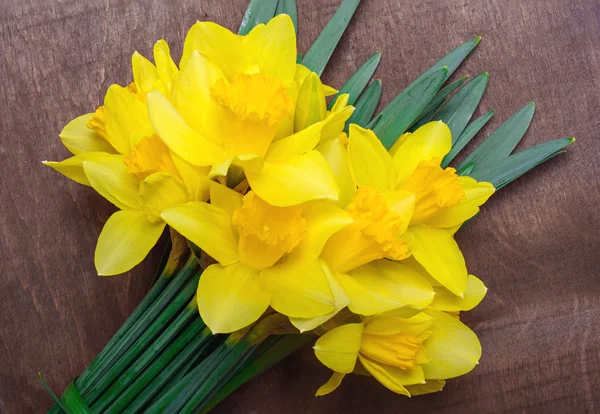 Bouquet de jonquilles sur la table en bois — Photo