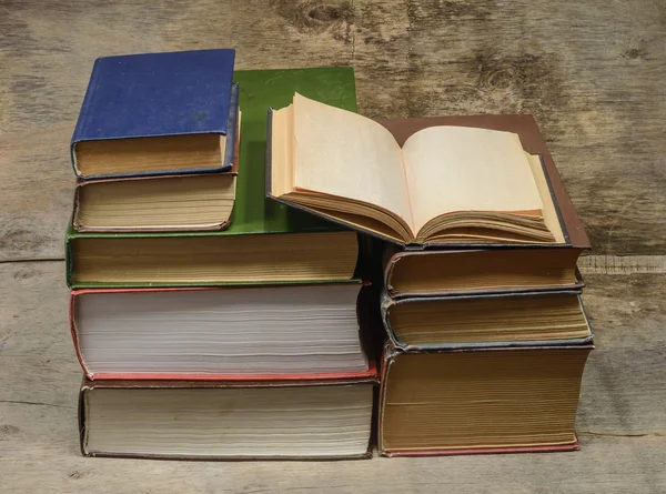 Kitaplar ve açık kitap yığını — Stok fotoğraf