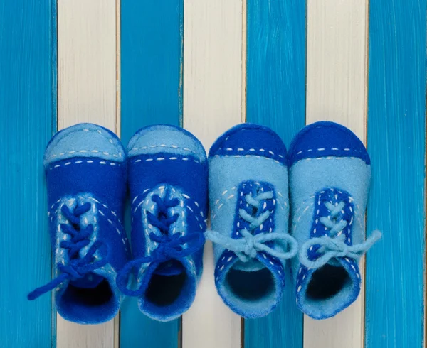 Zapatos para niños y tiras de madera de color azul —  Fotos de Stock