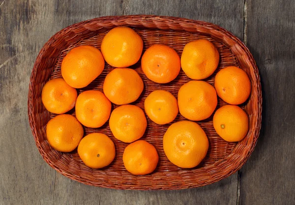 Juicy orange mandarines in a wicker tray — Stock Photo, Image