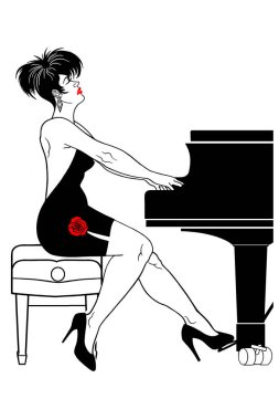 Gece elbisesi giymiş şık bir kadın piyano çalıyor.