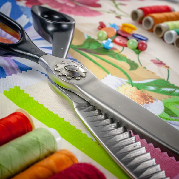 arka plan ile dikiş aksesuarları, tırtıklı makası, bobin ile renkli iplik, dikiş için ayarla