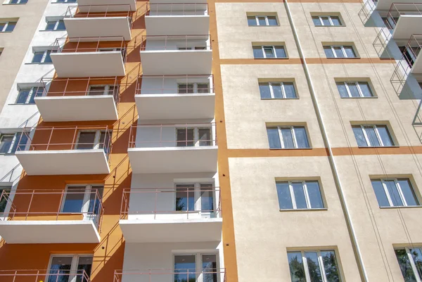 Nuevo edificio residencial de varios pisos en el fondo — Foto de Stock