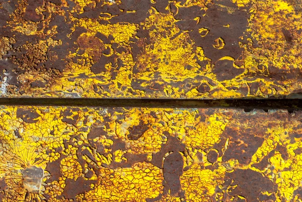 Paslı demir yüzeyi ve eski boya dokusu kalıntıları.