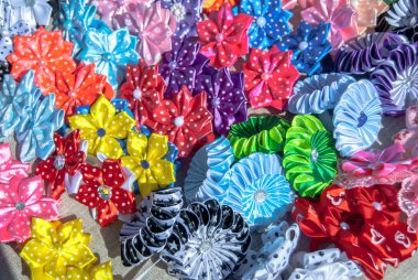 Yapay çiçek kumaş arka planını yaptı