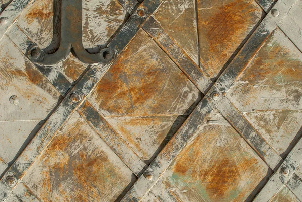 eski boya arka plan kalıntıları ile paslı demir yüzey