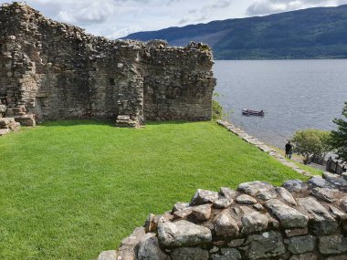 İskoçya 'daki kilidin kıyısındaki urqart kalesinin rünleri, Büyük Britanya