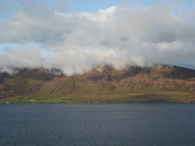 Akureyri fiyordunda kar tepeli dağlar, İzlanda