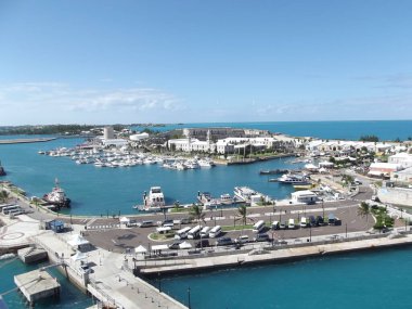 Kraliyet Donanma Tersanesi, Grand Bermuda, Bermuda Adaları 'ndaki tarihi merkez, liman ve otobüs terminaline doğru bakın.