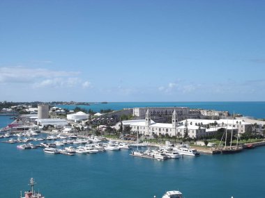 Kraliyet Donanma Tersanesi, Grand Bermuda, Bermuda Adaları 'ndaki tarihi merkez, liman ve otobüs terminaline doğru bakın.