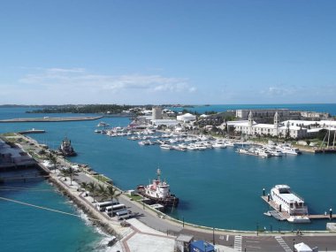 Kraliyet Donanma Tersanesi, Grand Bermuda, Bermuda Adaları 'ndaki tarihi merkez, liman ve otobüs terminaline doğru bakın.