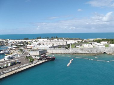 Tarihsel merkeze doğru bakın, liman ve otobüs durağının bir kısmı Bermuda Ulusal Müzesi, Bermuda Kraliyet Donanma Tersanesi, Grand Bermuda, Bermuda Adaları
