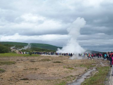 Güçlü Strokkur metre yüksekliğindeki sıcak su ve buharı havaya fırlatıyor, Haukaladur, İzlanda