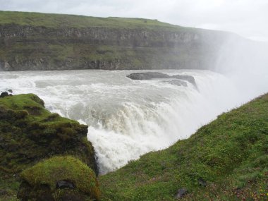 Altın Çember 'deki Gulfoss, İzlanda' nın en ünlü şelalelerinden biridir. Bu resim düşüşün en büyük ikinci seviyesini gösteriyor.