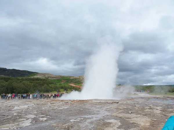 Güçlü Strokkur metre yüksekliğindeki sıcak su ve buharı havaya fırlatıyor, Haukaladur, İzlanda