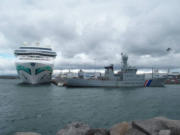 冰岛雷克雅未克港口的海岸警卫队和游轮 — 图库照片