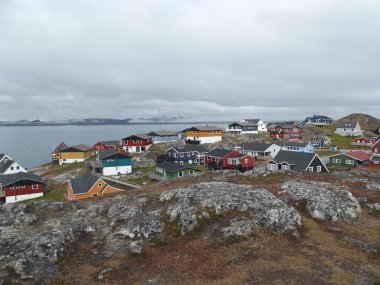 Grönland, deniz kıyısındaki Nuuk 'un renkli evlerinin manzarası.