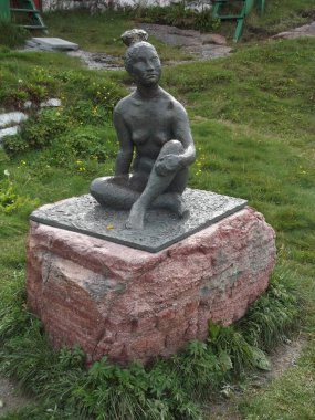 Qaqortog, İzlanda 'da bir kadın heykeli