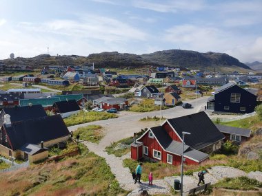 Qaqortog, İzlanda 'nın birçok tepesinden şehrin renkli evlerine doğru bak.