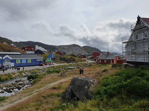 从冰岛Qaqortog的许多山丘中的一座 向城市五彩斑斓的房屋眺望 — 图库照片