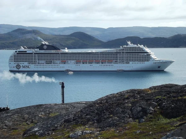 Круїзний Корабель Пришвартований Фіорді Біля Міста Какортог Ісландія — стокове фото