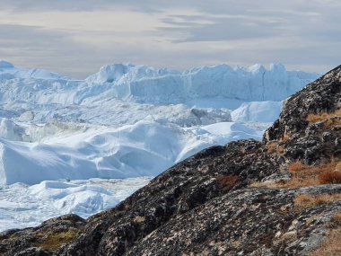 Sermermiut, Ilulissat, Grönland yakınlarındaki Semeq Kujallek buzulunun engin manzarası nefes kesici.
