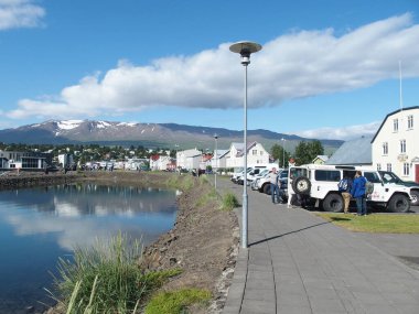 Arka planda karla kaplı dağlarla İzlanda, Akureyri 'ye bakın.