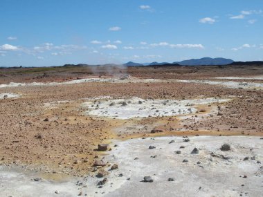 İzlanda 'daki Namaskard Geçidi' ndeki sülfür tarlaları el değmemiş bir manzara, ama keskin bir koku yayıyorlar.