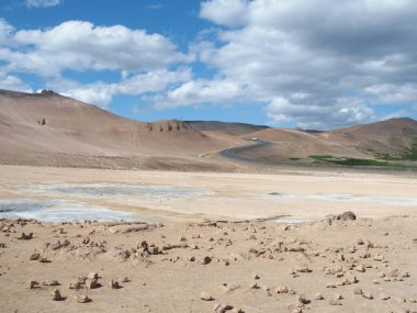 Sülfür tarlaları ve İzlanda 'daki Namaskard Geçidi' nden geçen yol.