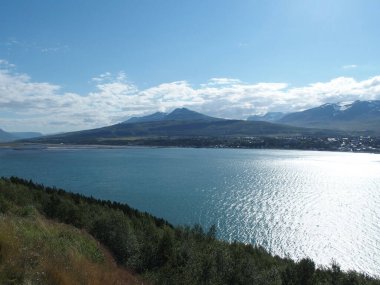 Akureyri fiyortu, İzlanda, iç kesimlere doğru gidiyor.