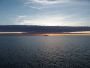 İzlanda, Akureyri fiyortunun önünde parlak kırmızı bir günbatımı