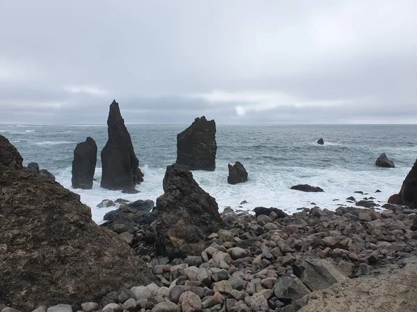 アイスランドのレイキャーンズ半島沖の海と岩 Meer Und Felsen Vor Der Halbinselレイキャーンズ島 アイスランド — ストック写真
