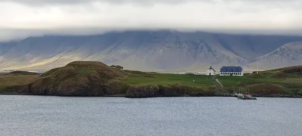 位于冰岛首都雷克雅未克边缘的巨大的大自然 在共和国总统官邸的右侧 乌埃伯尔季根德 纳图尔 兰德的官邸位于雷克雅未克 他住在雷克雅未克 — 图库照片
