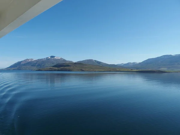 Akureyri Fjord 从一个滑轮芯片的阳台上看到的 — 图库照片