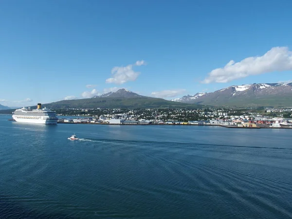 Città Akureyri Nell Islanda Settentrionale Con Montagne Innevate Sullo Sfondo — Foto Stock