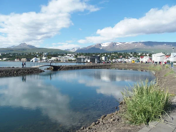 Pohled Akureyri Island Zasněženými Horami Pozadí — Stock fotografie